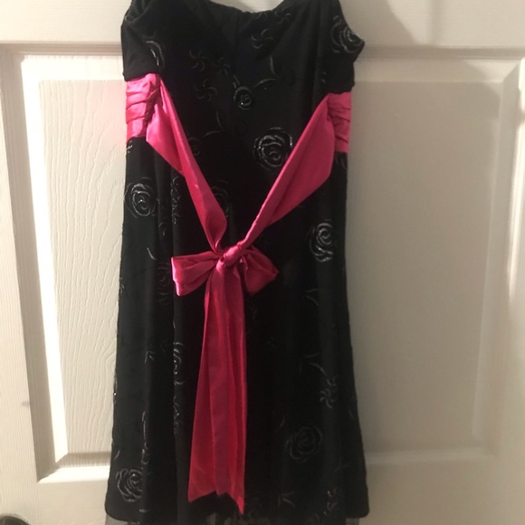Black and Pink Cocktail Dress - Picture 3 of 3